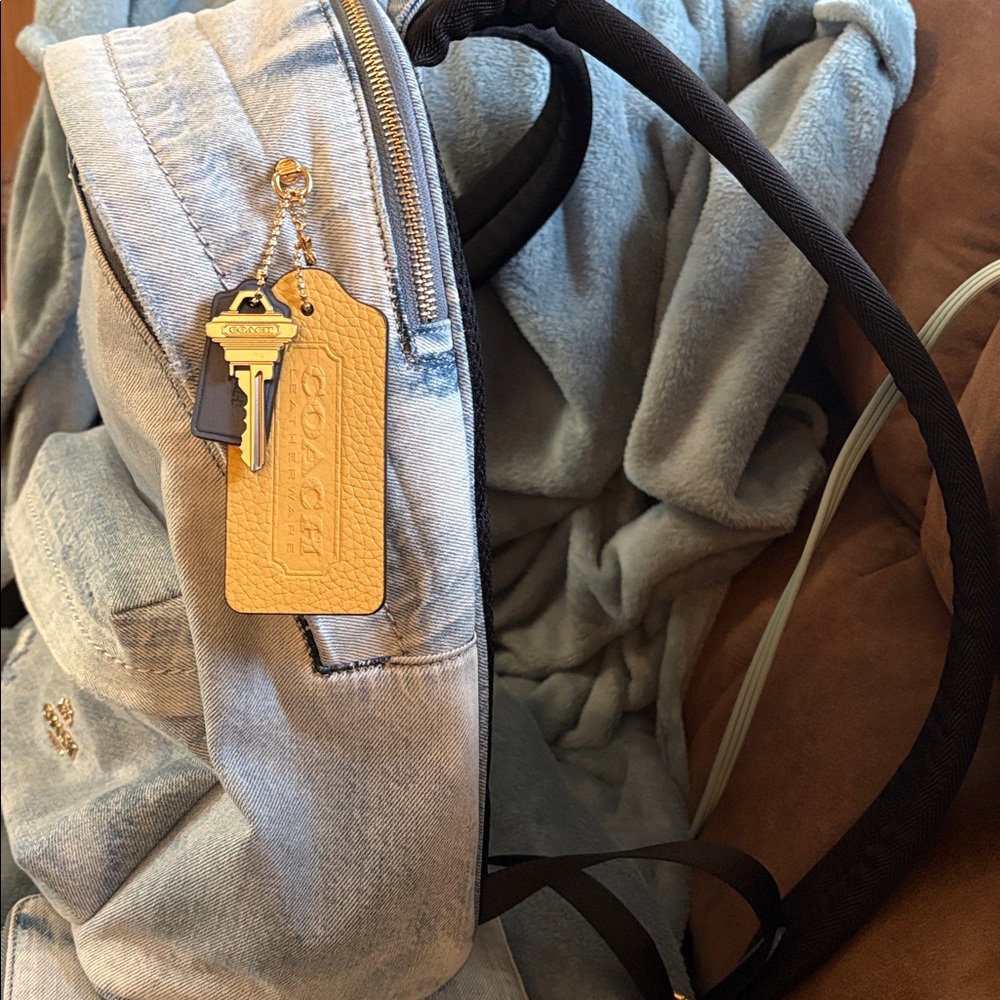 Coach in loved denim, small back pack with wallet. - Picture 3 of 10
